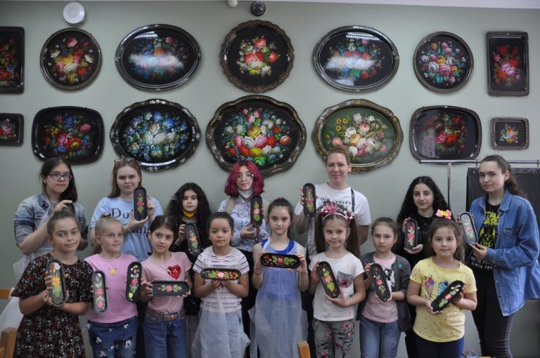 Read more about the article 23 мая учащиеся художественного отделения посетили Жостово