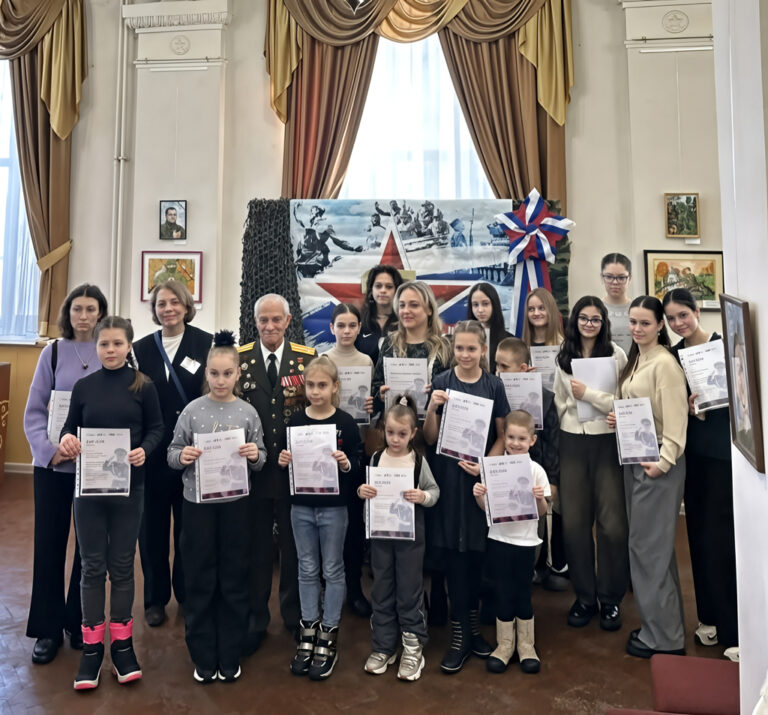 Подробнее о статье Рисунки Ульяны Калинниковой и Лены Пушаковой на выставке «Защитниками Отечества гордимся!»